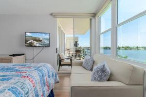 TV a/nebo společenská místnost v ubytování Isla Del Sol Top Floor Bahia Vista 541