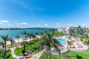 Bazén v ubytování Isla Del Sol Top Floor Bahia Vista 541 nebo v jeho okolí