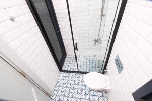 un bagno con wc e doccia di Kybele Alaçatı a Smirne Altre 138 foto