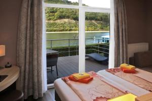 Postel nebo postele na pokoji v ubytování Hotel Rheinkönig