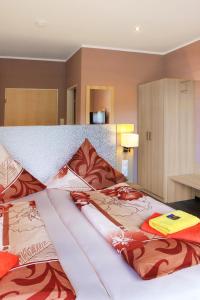 Postel nebo postele na pokoji v ubytování Hotel Rheinkönig