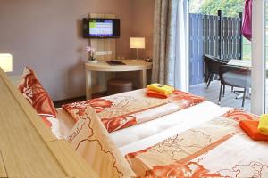 Postel nebo postele na pokoji v ubytování Hotel Rheinkönig