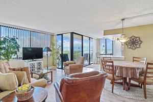 Televisyen dan/atau pusat hiburan di St. Pete Isla Del Sol Bahia J 408 2BD 2BA