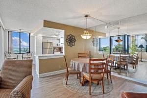 Ruang duduk di St. Pete Isla Del Sol Bahia J 408 2BD 2BA