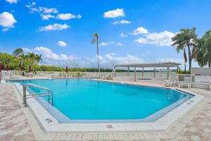 Kolam renang di atau dekat dengan St. Pete Isla Del Sol Bahia J 408 2BD 2BA