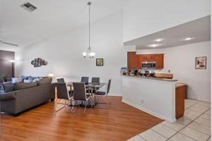 Η κουζίνα ή μικρή κουζίνα στο St Pete Vista Verde East 3 223 Spectacular Unit