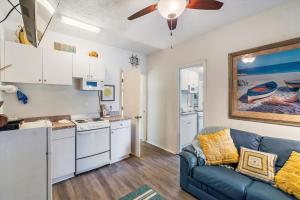 ein Wohnzimmer mit Sofa und eine Küche in der Unterkunft Rock Lobster 1 Private Bungalow in St Pete Beach