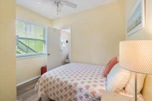 ein Schlafzimmer mit einem Bett und einem Fenster in der Unterkunft Rock Lobster 1 Private Bungalow in St Pete Beach