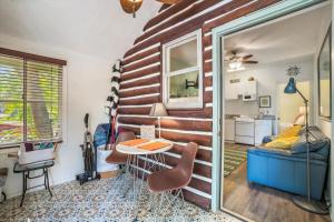 Zimmer mit einer Holzwand mit einem Tisch und Stühlen in der Unterkunft Rock Lobster 1 Private Bungalow in St Pete Beach