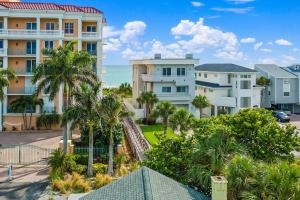 eine Luftaufnahme eines Resorts mit Palmen und dem Meer in der Unterkunft Rock Lobster 1 Private Bungalow in St Pete Beach