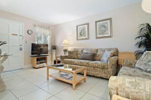 Posezení v ubytování Waves 16 1 Bedroom Paradise with Heated Pool in