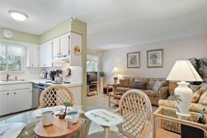 Kuchyň nebo kuchyňský kout v ubytování Waves 16 1 Bedroom Paradise with Heated Pool in