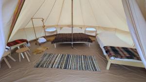Postel nebo postele na pokoji v ubytování Vaideeni Glamping
