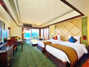 Postel nebo postele na pokoji v ubytování Okinawa Kariyushi Resort EXES Onna