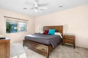 Giường trong phòng chung tại Luxury 3 Bedroom Office Den Condo Fountain Hills +23 ảnh