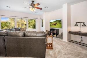 Khu vực ghế ngồi tại Luxury 3 Bedroom Office Den Condo Fountain Hills