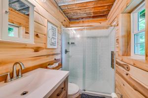 un baño con ducha y lavabo en Kentucky Cabin Retreat with Covered Porch and Views, en Lewisburg