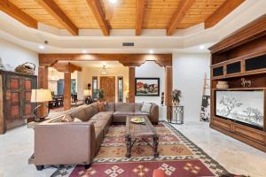 Μια τηλεόραση ή/και κέντρο ψυχαγωγίας στο Stunning N. Scottsdale Desert Retreat Pool Jacuzzi