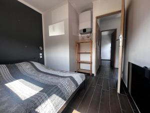 une chambre avec un lit et une télévision à écran plat dans l'établissement Sarbi Mare, à Sarbinowo