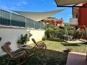 a backyard with two chairs and a swing at Appartamento Relax nelle Vicinanze delle Terme in Monsummano