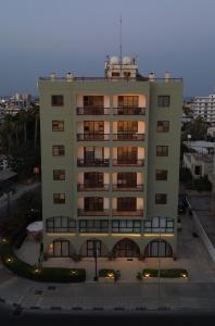 ラルナカにあるLayiotis Hotelのたくさんの窓がある大きな建物