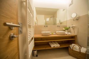 Koupelna v ubytování Alpines Gourmet Hotel Montanara + 37 fotografií