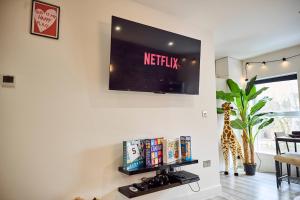 Μια τηλεόραση ή/και κέντρο ψυχαγωγίας στο New Flat with PAC-MANIA & FREE PARKING