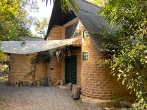 ein Backsteinhaus mit einem weißen Laken über der Tür in der Unterkunft Sinta-se em casa in Alto Paraíso de Goiás