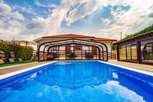a swimming pool in front of a house at Casas das Pedrinhas by Paisagens Inéditas in Travanca