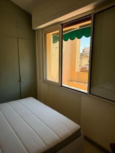 Cama ou camas em um quarto em Friendly & small 1-BR apt with beautiful terrace