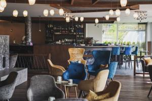 ein Restaurant mit blauen Stühlen und einer Bar in der Unterkunft Molaris Lodge in Mühlbach