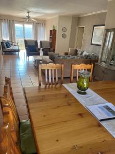 ein Wohnzimmer mit einem Tisch und einem Sofa in der Unterkunft La Prima Casa in Graskop