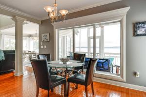 Posezení v ubytování Waterfront Bliss Wheeler Lake Retreat with Dock!