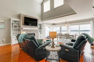 Posezení v ubytování Waterfront Bliss Wheeler Lake Retreat with Dock!