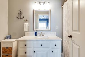 Koupelna v ubytování Waterfront Bliss Wheeler Lake Retreat with Dock! + 23 fotografií