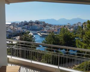アギオス・ニコラオスにあるMeli Apartmentの港の景色を望むバルコニー