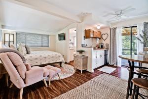 un salon avec un lit et une table dans l'établissement Sara's Cottage, à Eureka Springs