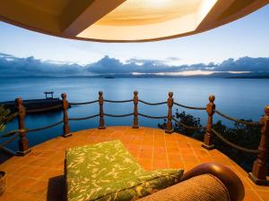einen Balkon mit Meerblick in der Unterkunft NoaNoa Private Island in Taytay