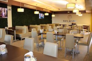 un comedor con mesas y sillas en Hotel San Angel & Spa, en San Luis Río Colorado