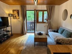salon z kanapą i stołem w obiekcie FarawayHomes Studio St Wolfgang #4 w mieście Ried