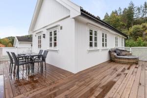 里瑟尔Beautiful house in Risør的房屋内带桌椅的甲板