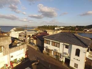uma vista para uma cidade com casas e a água em Miyanouraso em Yakushima