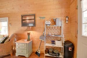 Příslušenství pro přípravu čaje a kávy v ubytování Cozy Calabash Studio about 4 Mi to Sunset Beach!