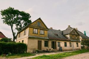 an old house with a table in front of it at Kurte in Talsi