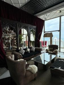 Χώρος καθιστικού στο ห้องพักวิวทะเลชายหาดจอมเทียน jomtain beach