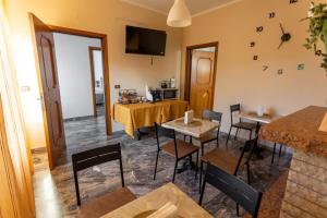 a dining room with a table and chairs and a television at Villa Antonio in Basciano