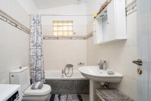 Koupelna v ubytování Ocean Apartment + 25 fotografií