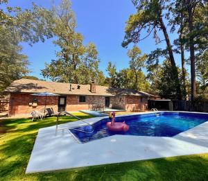 Bazén v ubytování Tranquil Escape with pool and casita. Pet ok. Spring TX nebo v jeho okolí