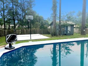 Bazén v ubytování Tranquil Escape with pool and casita. Pet ok. Spring TX nebo v jeho okolí
