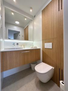 a bathroom with a toilet and a sink and a mirror at Trójmiejski przystanek in Sopot